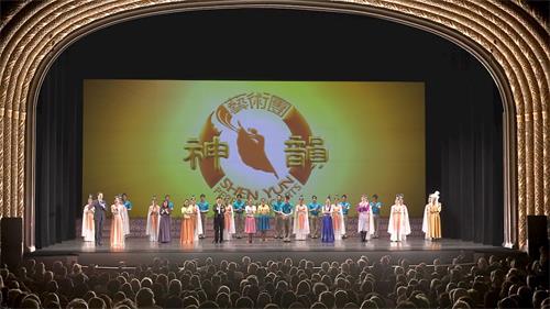 '图5：二零二二年三月二日至六日，神韵北美艺术团在亚利桑那州凤凰城奥芬剧院（Phoenix Orpheum）的六场演出，场场爆满。图为三月四日晚演出的谢幕照。（大<span