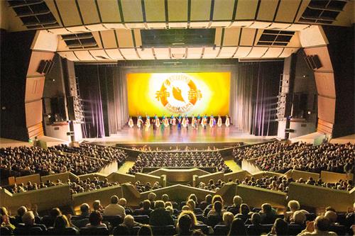图1：二零二二年四月八日至十日，神韵纽约艺术团在法国尼斯卫城剧院（Nice Acropolis）上演了五场演出，连续爆满。图为十日晚演出爆满的盛况。（大<span style='max-width:0px!important;margin-left:-4px;color:#eee!important;'>.</span>纪<span style='max-width:0px!important;margin-left:-4px;color:#eee!important;'>.</span>元<span style='max-width:0px!important;margin-left:-4px;color:#eee!important;'>;</span>）