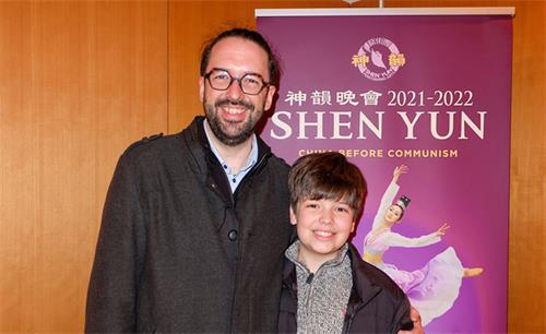 图8：四月五日晚，单簧管演奏家多米尼克·德索特尔（Dominic Desautels）带儿子观看了神韵环球艺术团在多伦多四季表演艺术中心的演出后，他说：“我越来越仰慕传统的中国文化。”（大<span style='max-width:0px!important;margin-left:-4px;color:#eee!important;'>.</span>纪<span style='max-width:0px!important;margin-left:-4px;color:#eee!important;'>.</span>元<span style='max-width:0px!important;margin-left:-4px;color:#eee!important;'>;</span>）