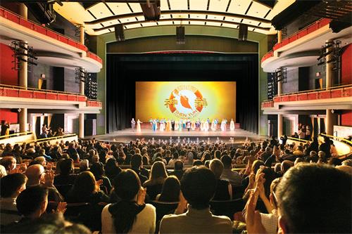 图1：二零二二年三月二十五日至二十九日，神韵环球艺术团在密西沙加表演艺术中心上演了五场演出。图为二十五日首场演出的谢幕照。（大<span style='max-width:0px!important;margin-left:-4px;color:#eee!important;'>.</span>纪<span style='max-width:0px!important;margin-left:-4px;color:#eee!important;'>.</span>元<span style='max-width:0px!important;margin-left:-4px;color:#eee!important;'>;</span>）