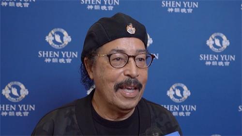 图14：二零二二年三月二十七日下午，资深音乐人艾尔·斯塔基（Earl Stuckey Jr.）观赏了神韵国际艺术团在夏威夷的第三场演出。（新<span style='max-width:0px!important;margin-left:-4px;color:#eee!important;'>!</span>唐<span style='max-width:0px!important;margin-left:-4px;color:#eee!important;'>!</span>人<span style='max-width:0px!important;margin-left:-4px;color:#eee!important;'>:</span>电视截图）