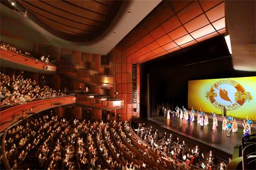 图2：从二零二二年四月六日至四月十七日，神韵国际艺术团在悉尼Lyric剧院上演十二场。图为四月十五日晚最后一场演出大爆满的盛况，当晚演出结束时，观众掌声经久不息，演员们两次谢幕。（大<span style='max-width:0px!important;margin-left:-4px;color:#eee!important;'>.</span>纪<span style='max-width:0px!important;margin-left:-4px;color:#eee!important;'>.</span>元<span style='max-width:0px!important;margin-left:-4px;color:#eee!important;'>;</span>）
