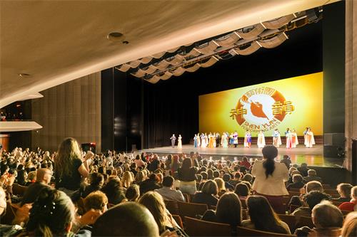 图5：从二零二二年四月十三日至十七日，神韵环球艺术团在蒙特利尔艺术中心梅桑纳芙剧场共进行六场演出，多场爆满，谢幕时观众起立鼓掌。图为四月十五日晚，第三场演出结束谢幕时，全场观众起立长时间鼓掌、欢呼。（大<span style='max-width:0px!important;margin-left:-4px;color:#eee!important;'>.</span>纪<span style='max-width:0px!important;margin-left:-4px;color:#eee!important;'>.</span>元<span style='max-width:0px!important;margin-left:-4px;color:#eee!important;'>;</span>）