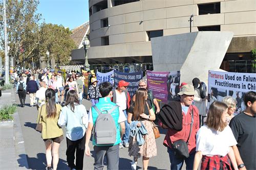 图1:二零二二年四月二十五日,墨尔本部分法轮功学员在市中心王子桥(Princes Bridge)上,举办活动,传播法轮功的真相,纪念“四‧二五”万人和平上访事件二十三周年。