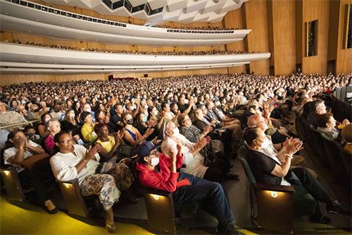 图6：二零二二年五月七日和八日，神韵环球艺术团在美国长滩市长滩会展娱乐中心露台剧院连演三场演出，场场一票难求。图为八日演出大爆满的盛况。（大<span