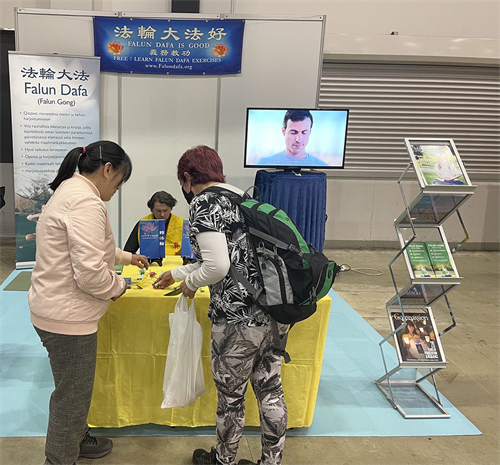 图3:民众驻足了解大法真相