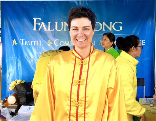 图4:西人法轮功学员凯伦(Karen Dunscombe):不仅仅是身体上、思想上或精神上的受益,是我的一切都在受益。