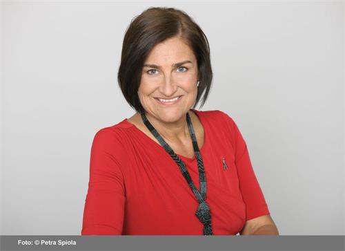 '图2:奥地利国会议员佩特拉·巴伊尔(Petra Bayr)。'