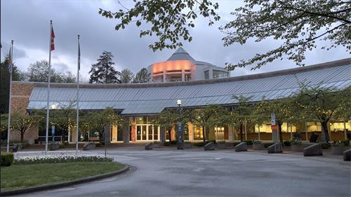图2:五月四日卑诗省穆迪港(Port Moody)市政厅为法轮大法点亮彩灯。(明慧网)