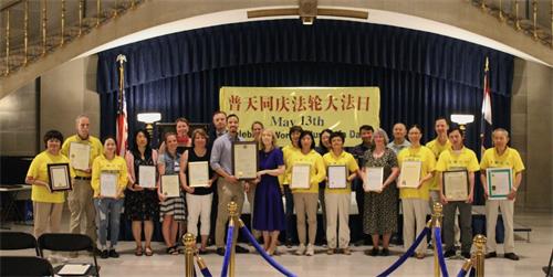 '图1:法轮功学员和支持者庆祝大法传世三十周年,密苏里州参议员史蒂文·罗伯茨(左九)在庆祝活动上发言'