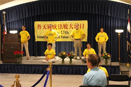 '图2:法轮功学员在庆祝活动上演示功法'