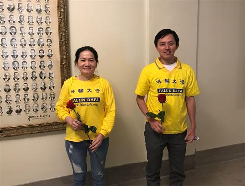 '图4:越南裔阮米女士和阮翰先生表达共同的心声:法轮大法好'