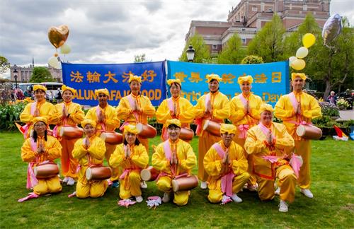 Ƌ,瑞典腰鼓队法轮功学员双手合十恭贺师尊七十一华诞,感恩师尊慈悲救度。'