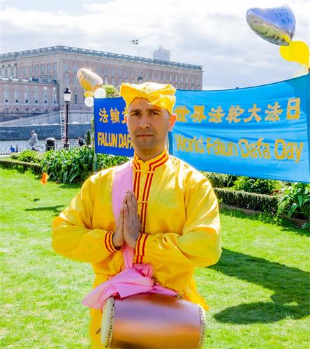 ƍ:瑞典软件工程师马可谢师恩!他希望自己精進起来,努力遵循真善忍的标准,做师父的真修弟子。'