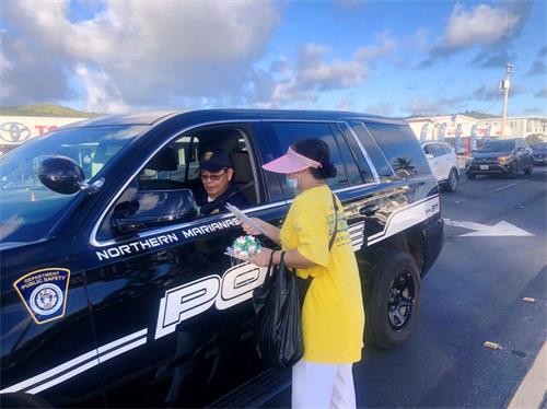 '图5:法轮功学员向警察讲真相'