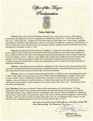 图:马里兰州格兰纳尔登市 (Mayor of Glenarden, Maryland) 市长卡申纳·克罗斯(Cashenna A. Cross)签发褒奖令,为法轮大法送上最美好的祝福。