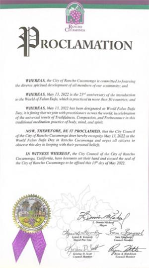 图8:库卡蒙格牧场市(Rancho Cucamonga)全体市政府官员颁发褒奖,祝贺世界法轮大法日。