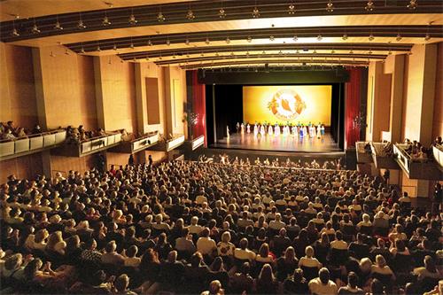 图5：二零二二年五月十日至十二日，美国神韵世界艺术团在德国曼海姆国家剧院 – 歌剧厅上演了四场演出，票房提前售罄。图为十二日晚演出的现场盛况。（大<span style='max-width:0px!important;margin-left:-4px;color:#eee!important;'>.</span>纪<span style='max-width:0px!important;margin-left:-4px;color:#eee!important;'>.</span>元<span style='max-width:0px!important;margin-left:-4px;color:#eee!important;'>;</span>）