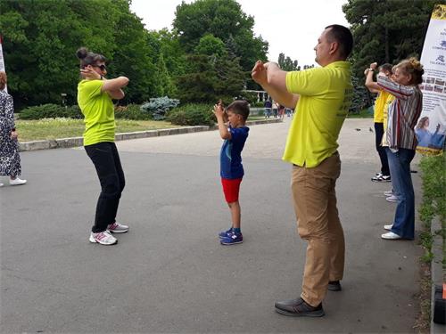 '图4:一位男孩在学功(中)'