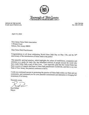 图2:新泽西州菲尔郎市(Borough of Fair Lawn)市长库尔特·佩卢索(Kurt Peluso)发贺信,祝贺世界法轮大法日。