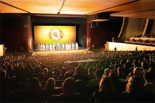 图3:二零二二年五月二十一日,美国神韵巡回艺术团在墨西哥蒙特雷Auditorio Pabellón M剧院上演了一日两场的精彩演出。图为下午场演出结束时,神韵艺术家向观众谢幕。(大<span style='max-width:0px!important;margin-left:-4px;color:#eee!important;'>.</span>纪<span style='max-width:0px!important;margin-left:-4px;color:#eee!important;'>.</span>元<span style='max-width:0px!important;margin-left:-4px;color:#eee!important;'>;</span>)