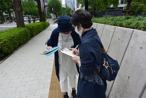 图4:吉野女士(右)签名支持法轮功学员反迫害