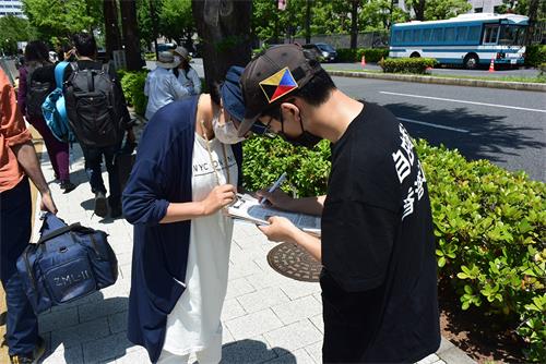 图6:高田先生(右)签名支持法轮功学员反迫害