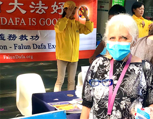 '图9:多丽丝·维拉(Doris Vella)赞扬法轮功学员展示了世界需要什么'