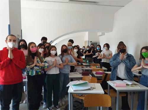 '图1: 五月十三日世界法轮大法日,学生们恭祝师父生日快乐!'