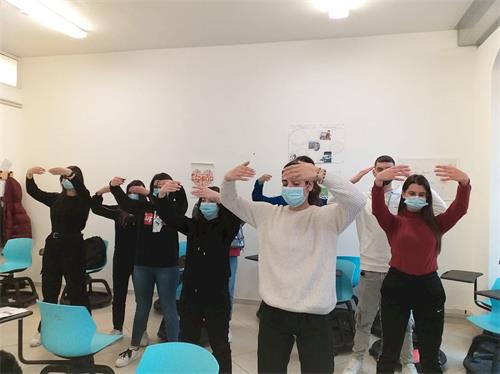 '图5~10:师生们一起学炼法轮功动功'