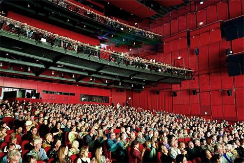 '图2：二零二二年四月二十日至五月一日，美国神韵世界艺术团在柏林波茨坦广场剧院共演出了十二场。图为五月一日下午最后一场演出，观众爆满，并感到神韵传递的正面能量。（大<span