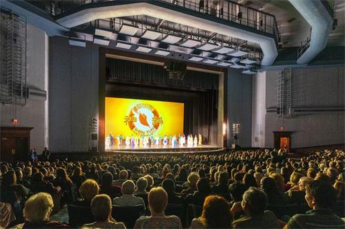'图5：二零二二年四月二十九日至五月一日，神韵北美艺术团在芝加哥罗斯蒙特剧院（Rosemont Theatre）的四场演出。图为最后一场演出爆满的谢幕照。（大<span
