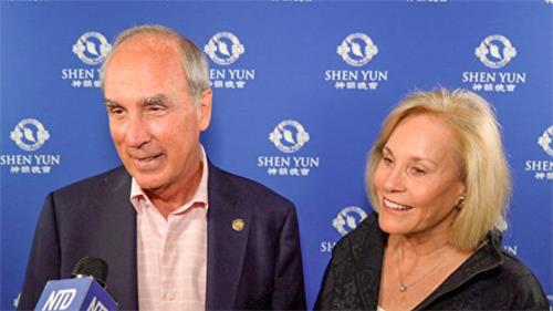 '图14：二零二二年四月三十日，莫比尔市市长桑迪·斯汀普森（Sandy Stimpson）和夫人简·米勒（Jean Miller）观赏了神韵新纪元艺术团在美国阿拉巴马州莫比尔市莫比尔市民中心剧院的演出，鼓励所有人都来看神韵。（新<span
