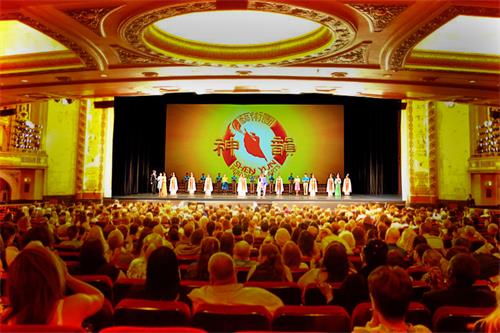 图4：二零二二年六月十日和十一日，神韵新纪元艺术团在美国水牛城上演了二场演出。水牛城为神韵艺术团发褒奖，宣布“神韵艺术团日”。十一日的演出，神韵艺术家在观众热烈的掌声中两次谢幕。（大<span style='max-width:0px!important;margin-left:-4px;color:#eee!important;'>.</span>纪<span style='max-width:0px!important;margin-left:-4px;color:#eee!important;'>.</span>元<span style='max-width:0px!important;margin-left:-4px;color:#eee!important;'>;</span>）