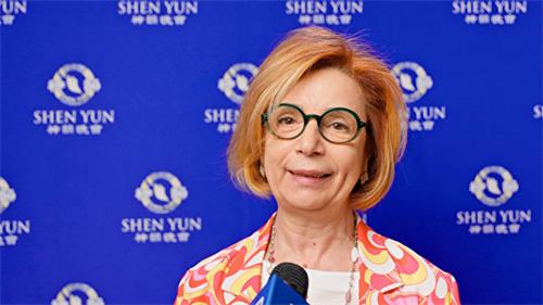 图6：二零二二年六月十一日晚，美学培训师玛丽亚格拉西亚⋅鲁索（Mariagrazia Russo）观看了神韵纽约艺术团在意大利米兰阿尔钦博第剧院的演出。她表示，在节目的最后感到从舞台上散发出来的能量特别强大，让人满心充满希望。（新<span style='max-width:0px!important;margin-left:-4px;color:#eee!important;'>!</span>唐<span style='max-width:0px!important;margin-left:-4px;color:#eee!important;'>!</span>人<span style='max-width:0px!important;margin-left:-4px;color:#eee!important;'>:</span>电视台）