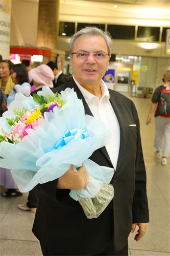图2：神韵世界艺术团乐团指挥米兰·纳切夫（Milen Nachev）（大<span style='max-width:0px!important;margin-left:-4px;color:#eee!important;'>.</span>纪<span style='max-width:0px!important;margin-left:-4px;color:#eee!important;'>.</span>元<span style='max-width:0px!important;margin-left:-4px;color:#eee!important;'>;</span>）
