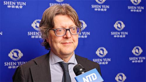 图 7：二零二二年六月十五日晚，剧院经理马可·贝塔（Marco Betta）观看了神韵纽约艺术团，在巴勒摩马西莫剧院（Teatro Massimo）的首场演出。（新<span style='max-width:0px!important;margin-left:-4px;color:#eee!important;'>!</span>唐<span style='max-width:0px!important;margin-left:-4px;color:#eee!important;'>!</span>人<span style='max-width:0px!important;margin-left:-4px;color:#eee!important;'>:</span>电视台）