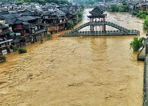 凤凰古城遭遇大雨,多处被淹