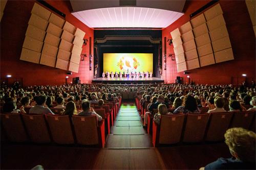 图2：二零二二年六月四日，神韵纽约艺术团在米兰阿尔钦博第剧院（Teatro degli Arcimboldi）下午和晚场的演出大爆满。（大<span style='max-width:0px!important;margin-left:-4px;color:#eee!important;'>.</span>纪<span style='max-width:0px!important;margin-left:-4px;color:#eee!important;'>.</span>元<span style='max-width:0px!important;margin-left:-4px;color:#eee!important;'>;</span>）