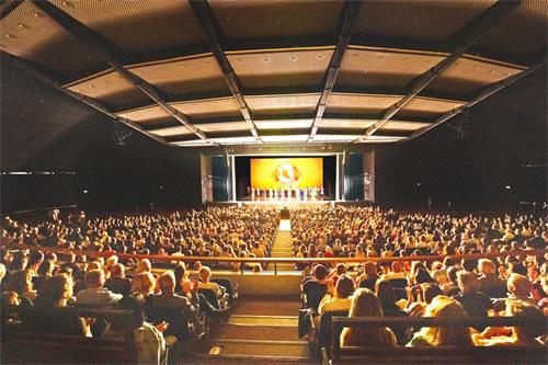 图3：二零二二年五月三十一日至六月二日，美国神韵世界艺术团在德国法兰克福世纪大厅（Jahrhunderthalle Frankfurt）上演了四场演出，连连爆满。图为六月二日晚演出爆满，演员谢幕。（大<span style='max-width:0px!important;margin-left:-4px;color:#eee!important;'>.</span>纪<span style='max-width:0px!important;margin-left:-4px;color:#eee!important;'>.</span>元<span style='max-width:0px!important;margin-left:-4px;color:#eee!important;'>;</span>）