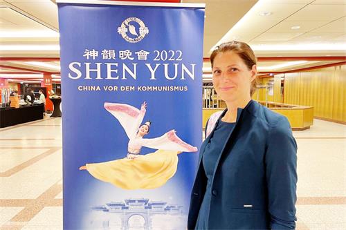 图7：二零二二年五月三十一日晚，在德国法兰克福世纪大厅，资深记者卡特林·塞博尔德（Katrin Seibold）观看了神韵世界艺术团的演出。（大<span style='max-width:0px!important;margin-left:-4px;color:#eee!important;'>.</span>纪<span style='max-width:0px!important;margin-left:-4px;color:#eee!important;'>.</span>元<span style='max-width:0px!important;margin-left:-4px;color:#eee!important;'>;</span>）
