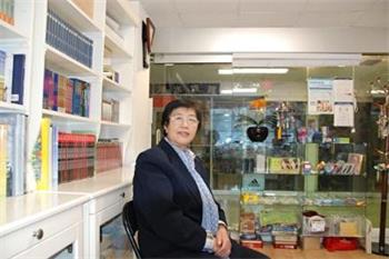 '图3:吴艳霞在多伦多天梯书店。'
