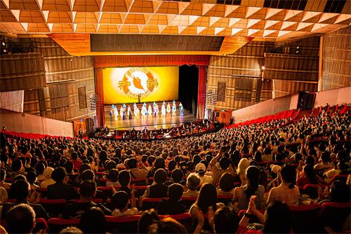 图1: 二零二二年七月十日下午,神韵国际艺术团在台北国父纪念馆第五场演出,谢幕时观众报以热烈掌声,神韵艺术家也以三次谢幕,感谢观众的热情,并相约明年再见。