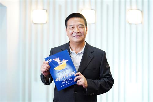 图14:行政院政务顾问徐定祯观赏七月五日晚间神韵艺术团在苗栗县苗北艺文中心首场演出。