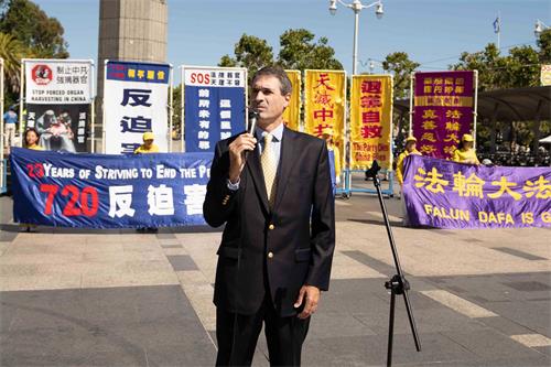 图23:集会主持人李定在宣读市长发来的支持信