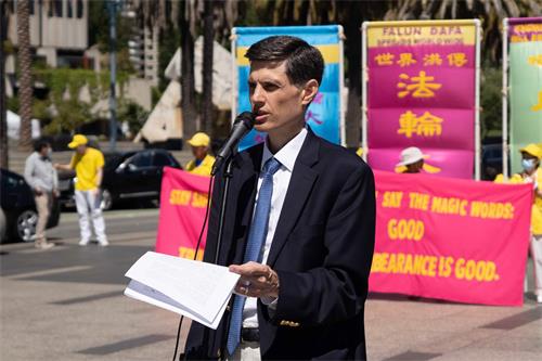 图25:反对强摘器官医生组织的成员阿里杭竹·森图瑞安(Alejandro Centurion)在发言