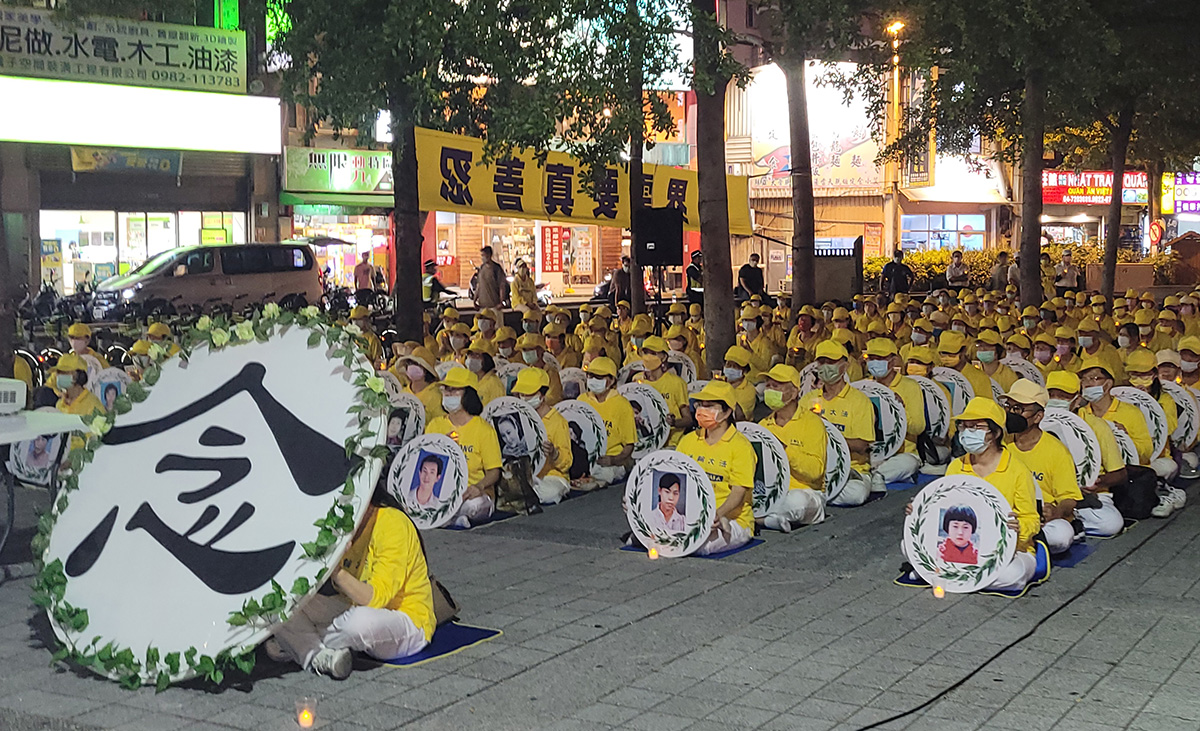图3:学员手捧被迫害致死的同修照片,神情肃穆哀悼,法轮功学员用生命唤醒世人,认清中共本质,选择正义良知。