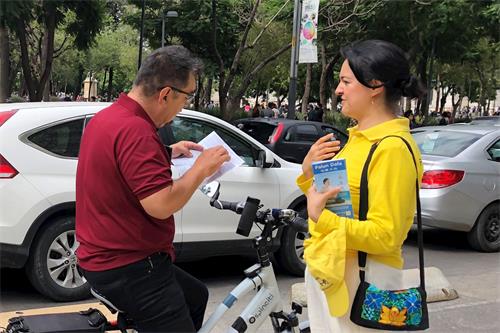 '图5~8:法轮功学员在讲真相'