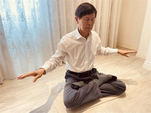 图2:李有甫正在炼第五套功法“神通加持法”。