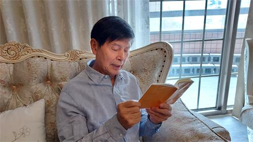 图3:李有甫在演讲中告诉大家,念诵九字真言与修炼法轮功是防御病毒最好的办法。